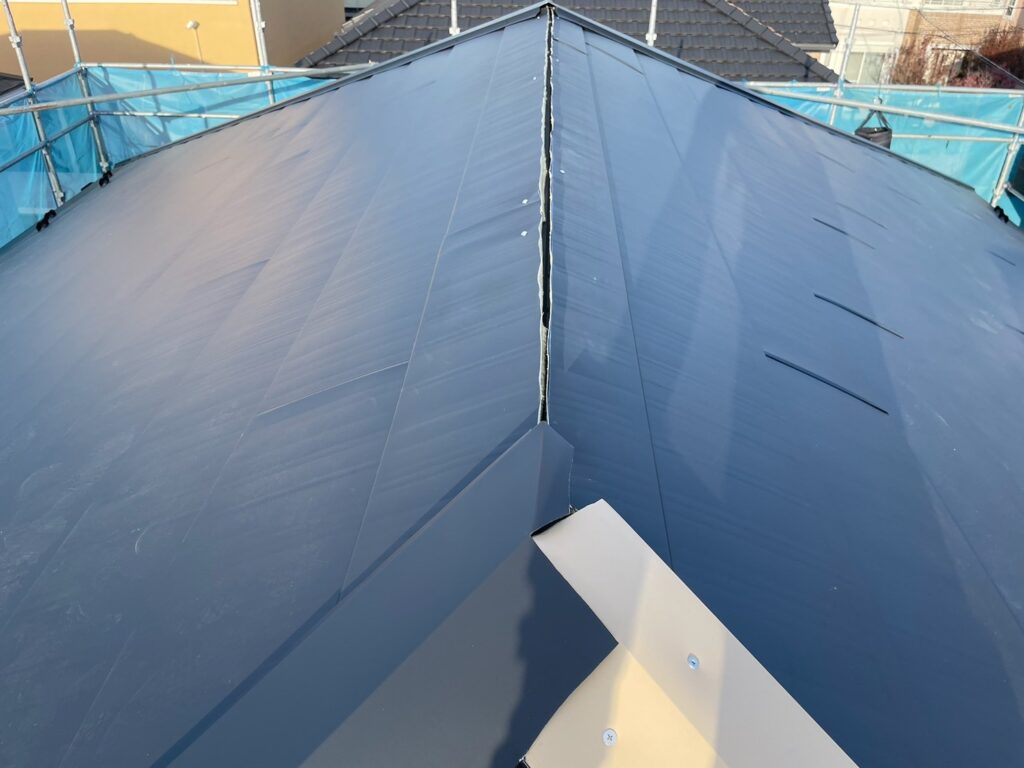 屋根本体取り付け<br />
<br />
※下から上に屋根本体を貼っていきます。